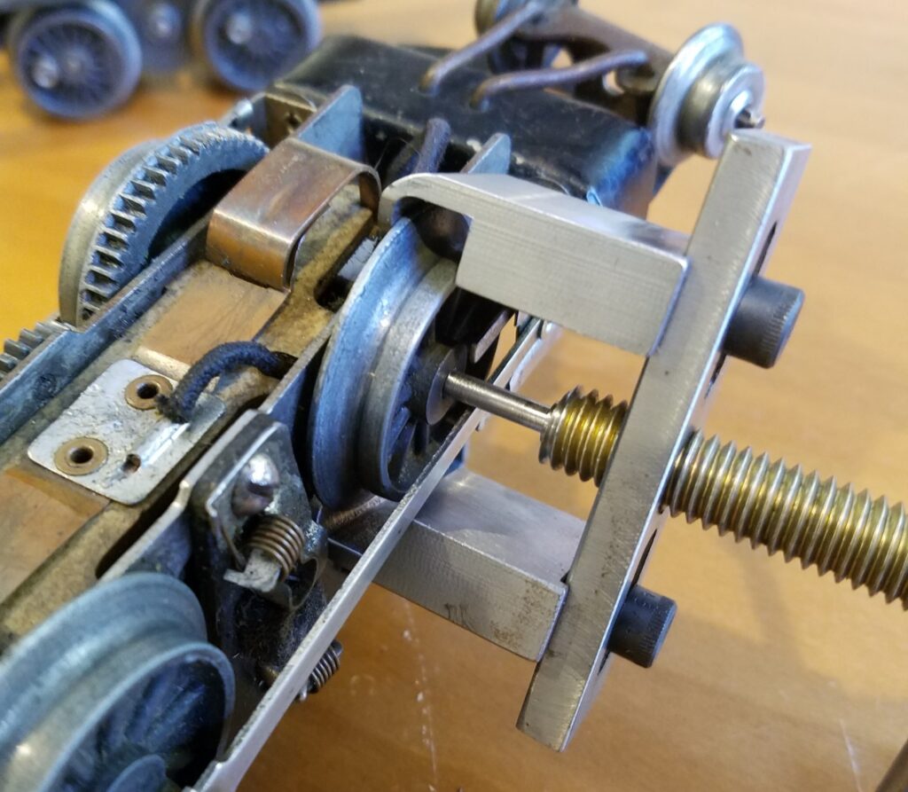 Large Gauge Wheel Puller w/ Special Duty Jaws O gauge PE Design