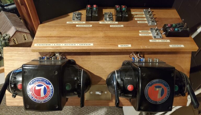 Main Controls. The swith between the 2 transformer is a master power swith for the complete layout